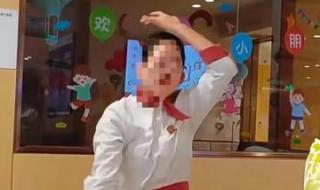 海底捞员工跳擦玻璃舞引争议